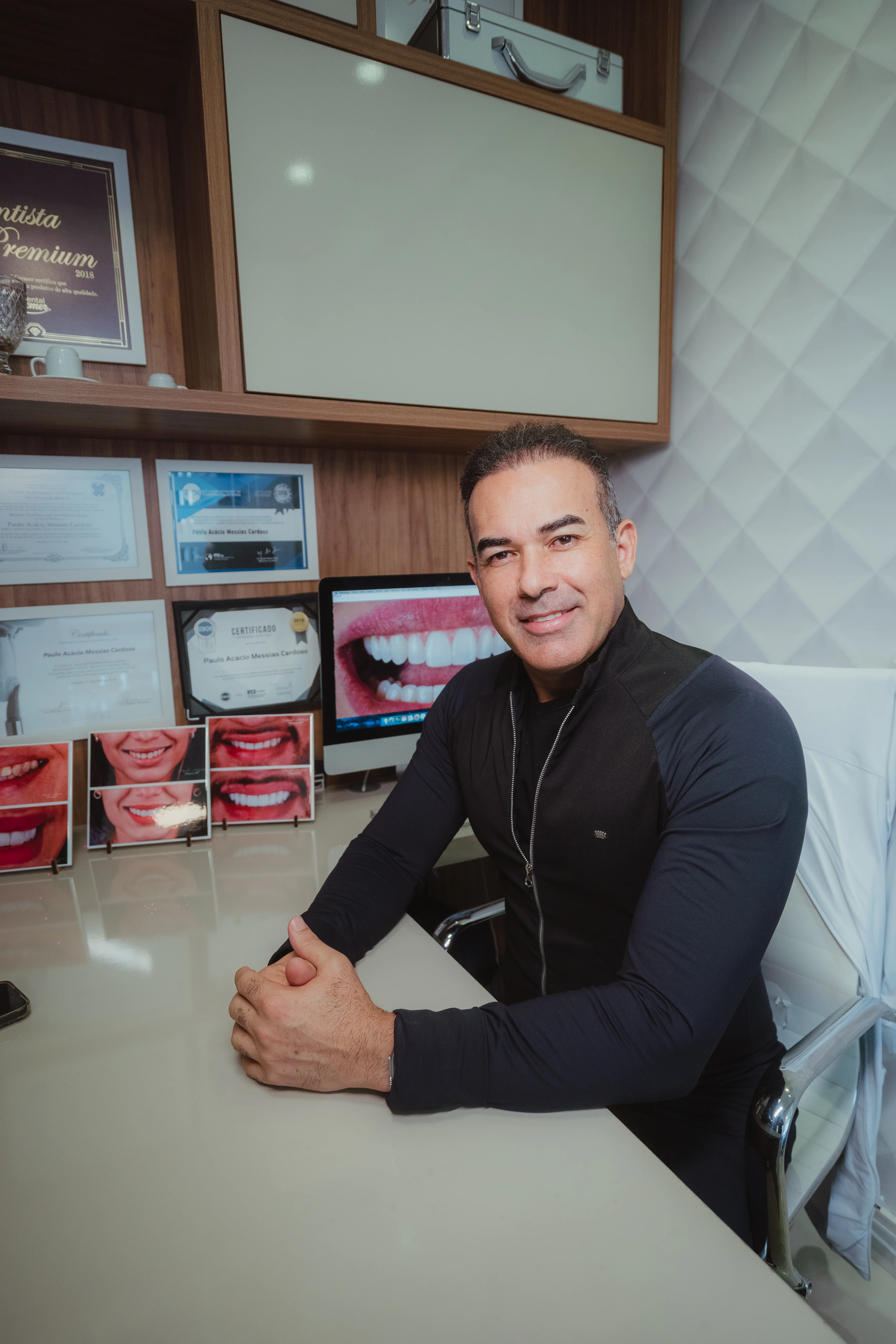 Dr. Paulo Acácio em consulta com paciente