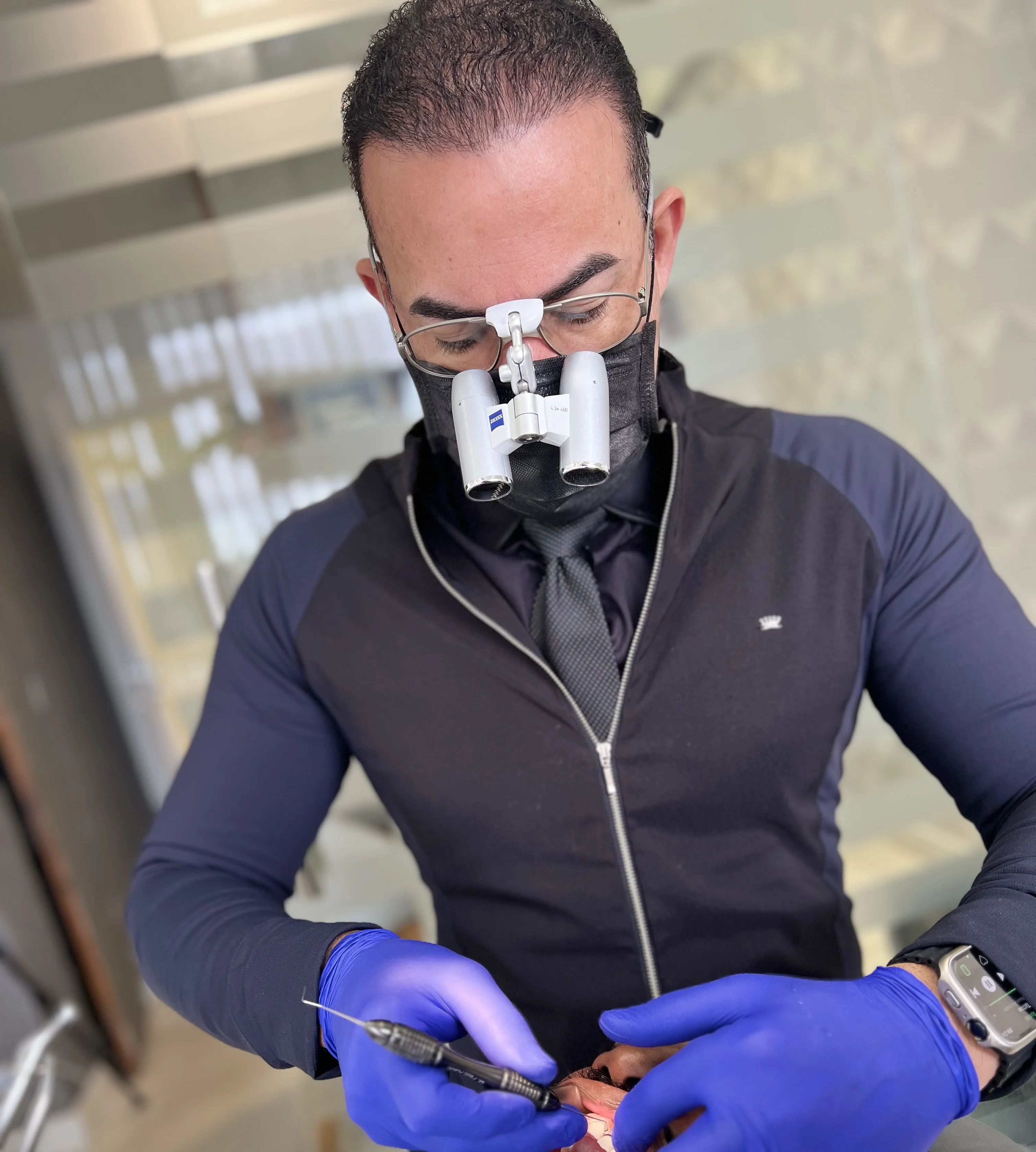Dr. Paulo Acácio realizando procedimento